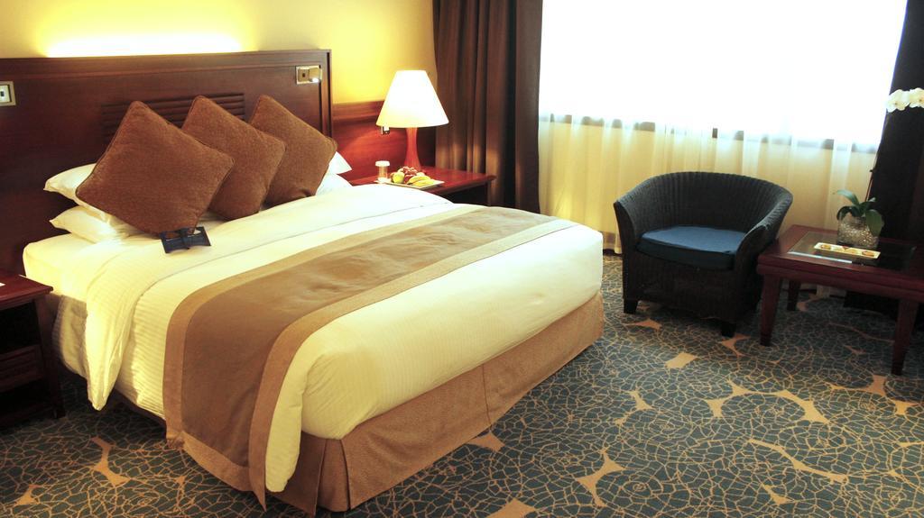 Radisson Blu Resort, Sardzsa Kültér fotó A room at the hotel