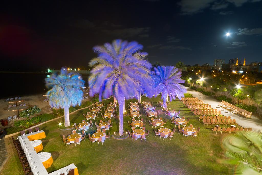 Radisson Blu Resort, Sardzsa Kültér fotó The Blue Palms at the Royal Thai Navy Convention Center