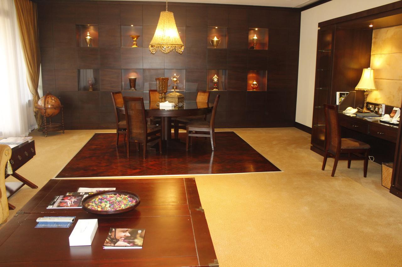 Radisson Blu Resort, Sardzsa Kültér fotó A suite at the Ritz-Carlton, Dubai