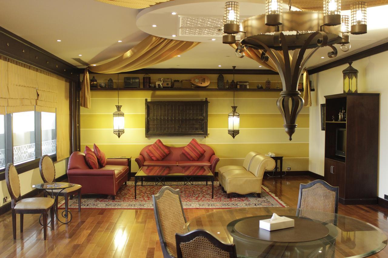 Radisson Blu Resort, Sardzsa Kültér fotó The interior of the club