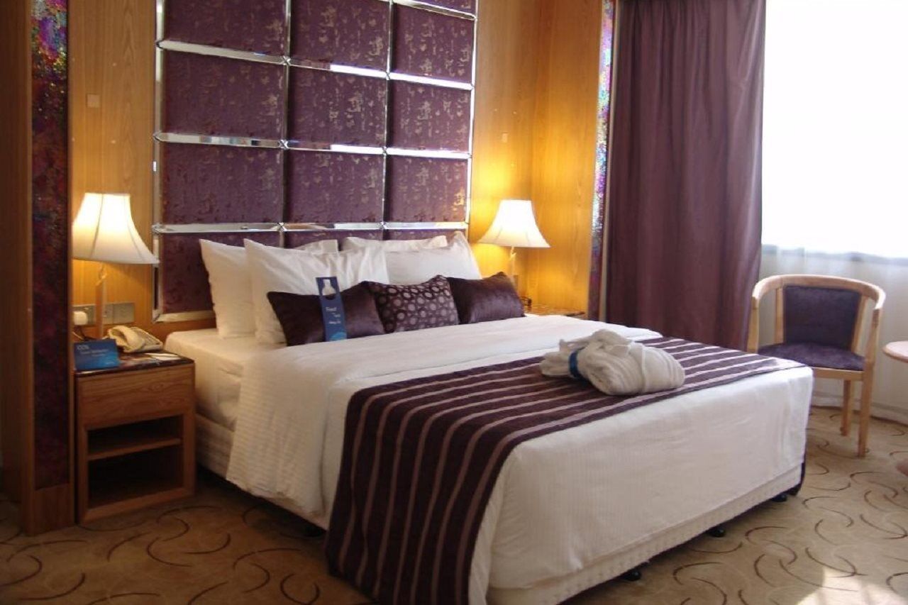 Radisson Blu Resort, Sardzsa Kültér fotó A bedroom in a hotel