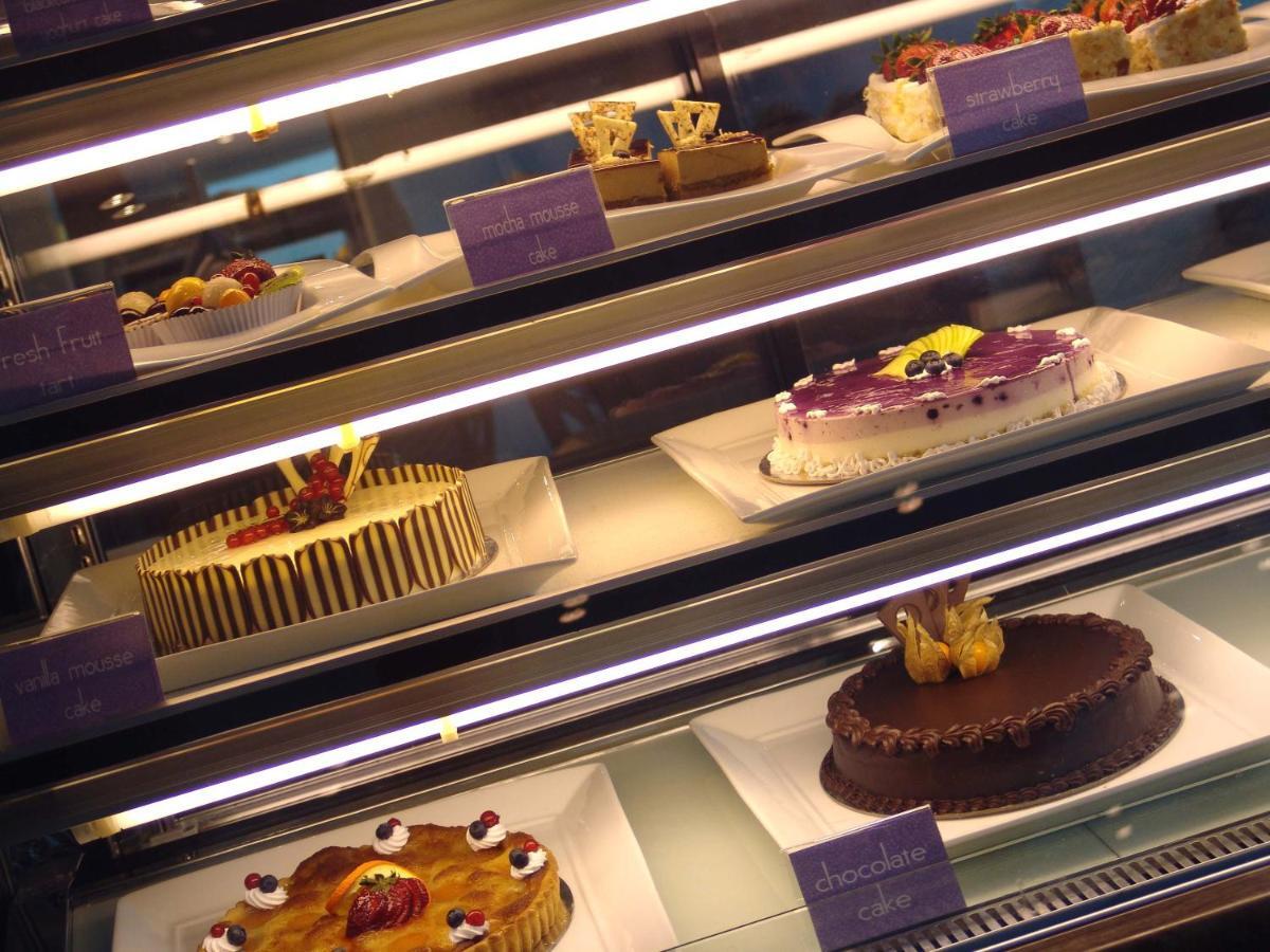 Radisson Blu Resort, Sardzsa Kültér fotó Cakes in a display case