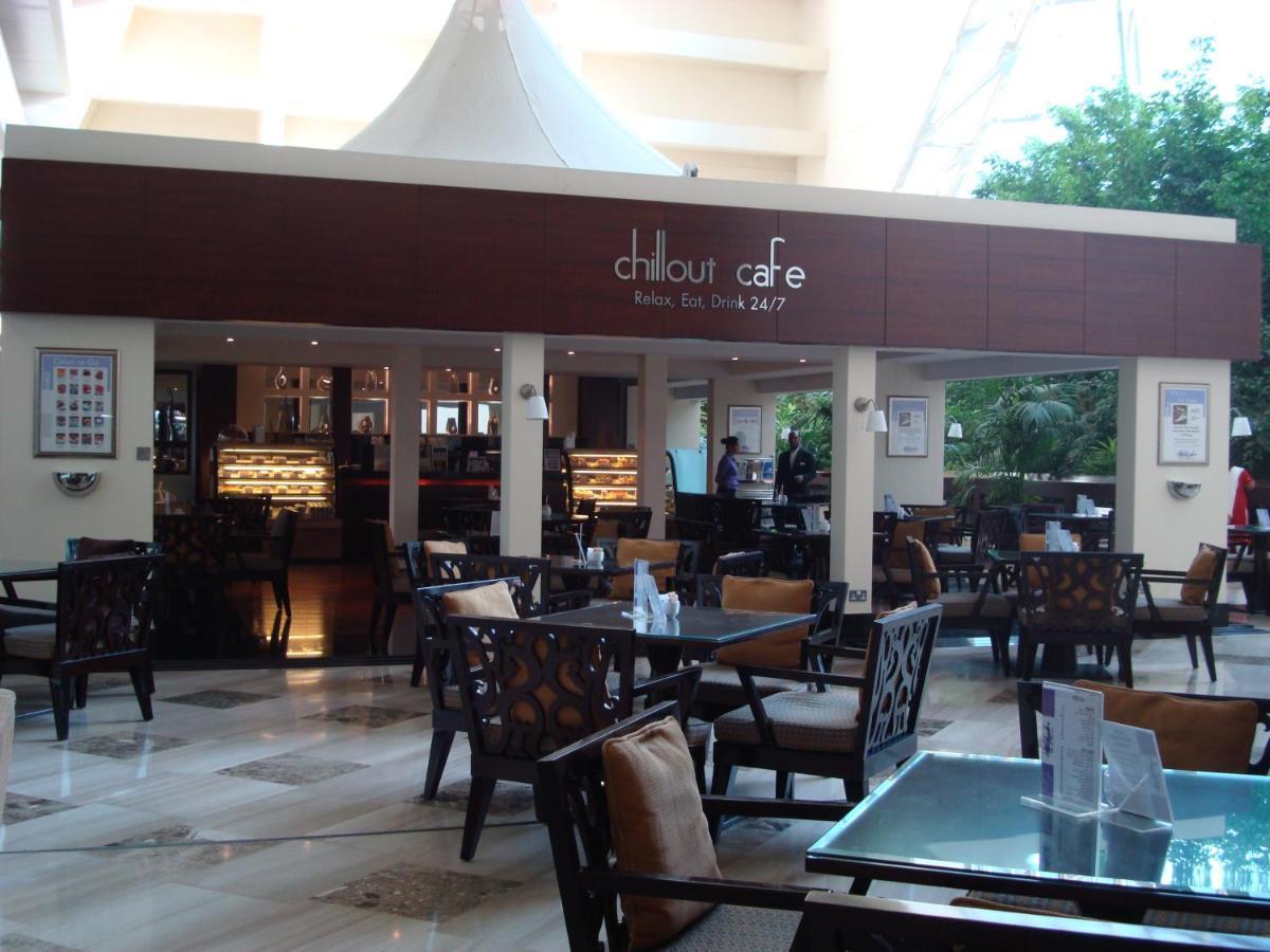 Radisson Blu Resort, Sardzsa Kültér fotó Interior of the café
