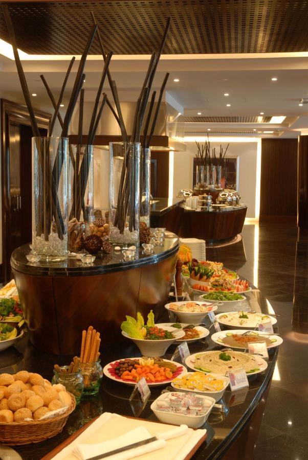 Radisson Blu Resort, Sardzsa Kültér fotó A buffet at a hotel