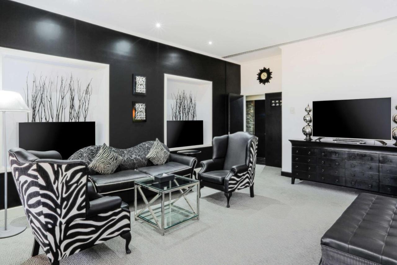 Radisson Blu Resort, Sardzsa Kültér fotó A living room with zebra print furniture