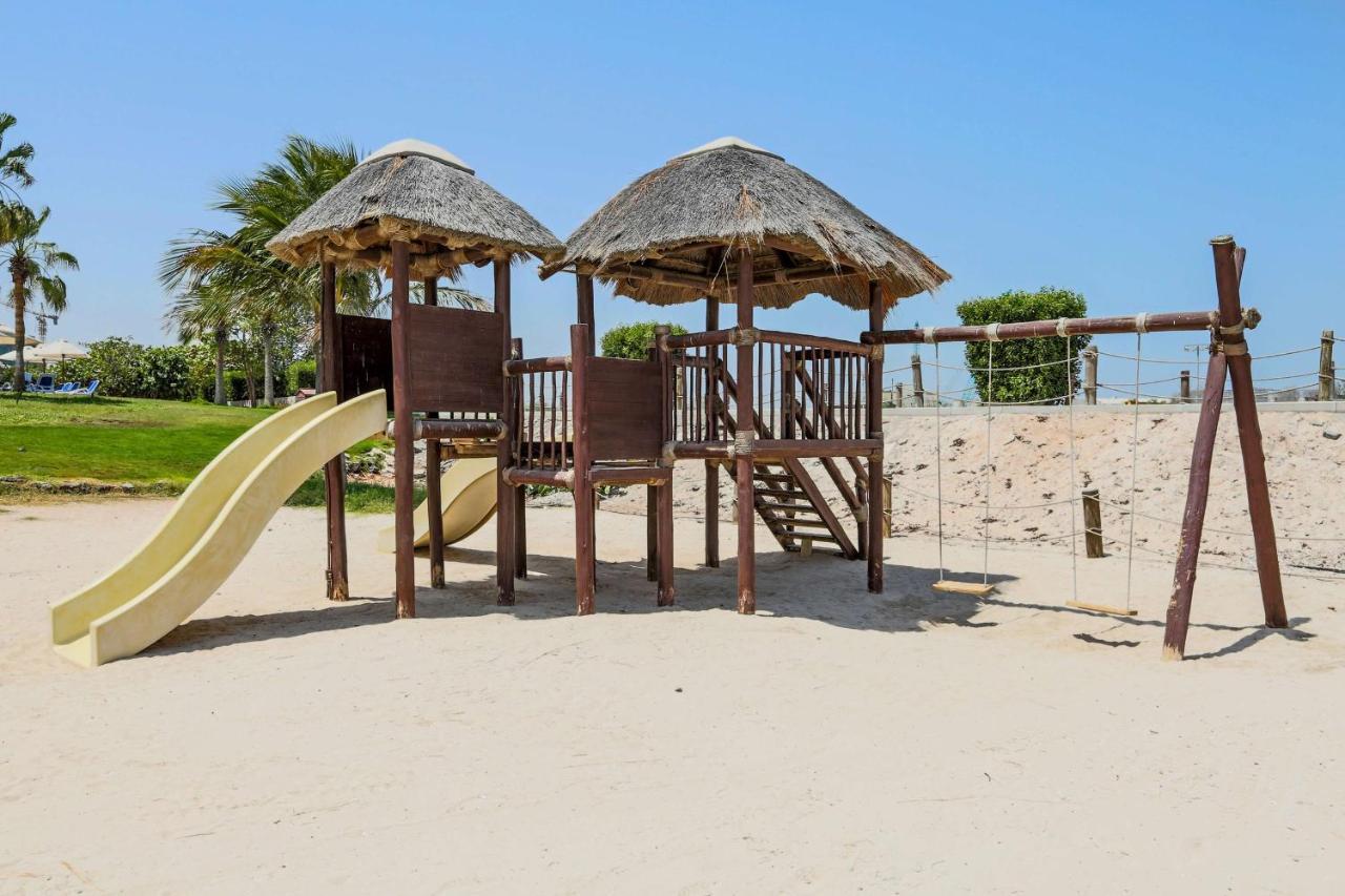 Radisson Blu Resort, Sardzsa Kültér fotó Playground at the park