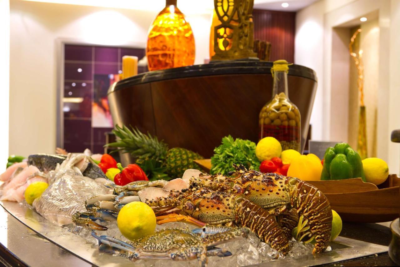 Radisson Blu Resort, Sardzsa Kültér fotó A seafood buffet
