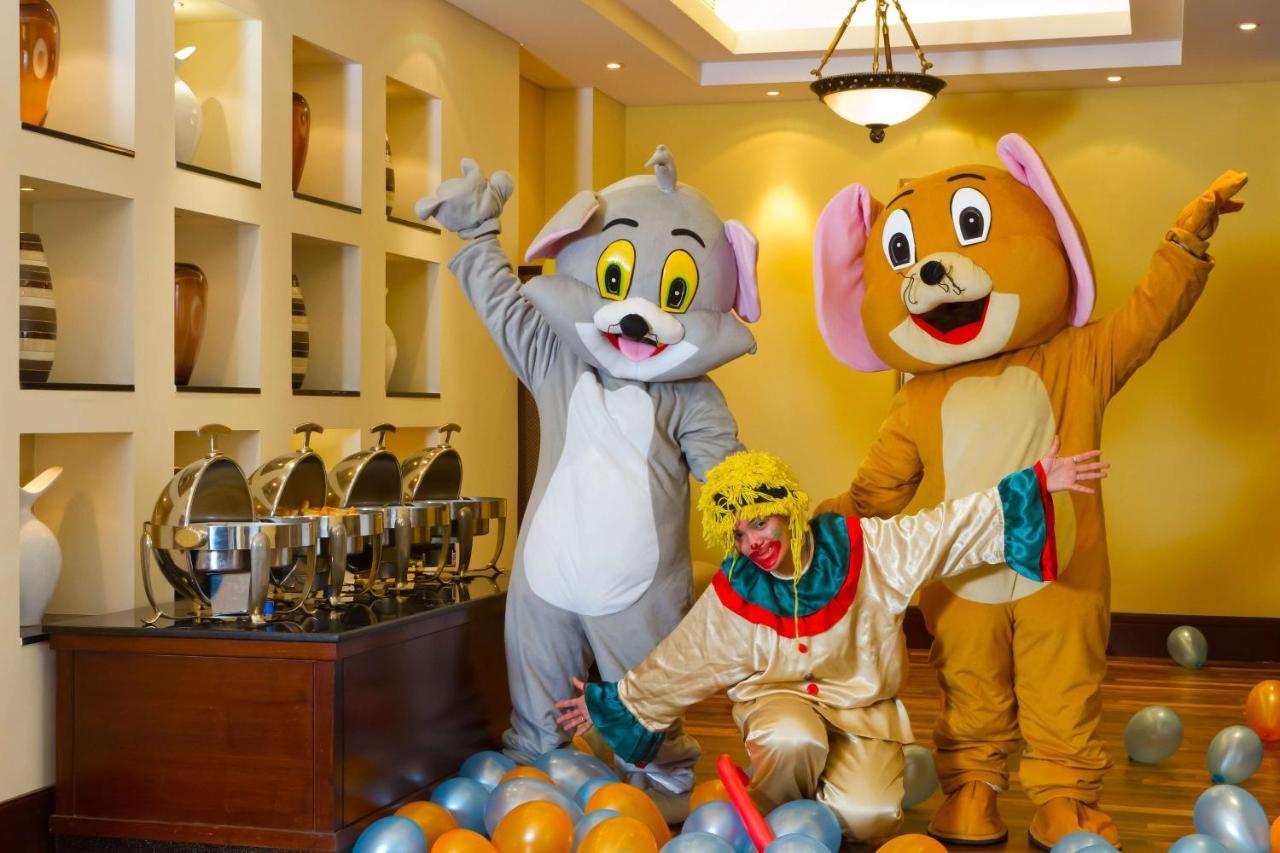 Radisson Blu Resort, Sardzsa Kültér fotó Tom and Jerry at a party