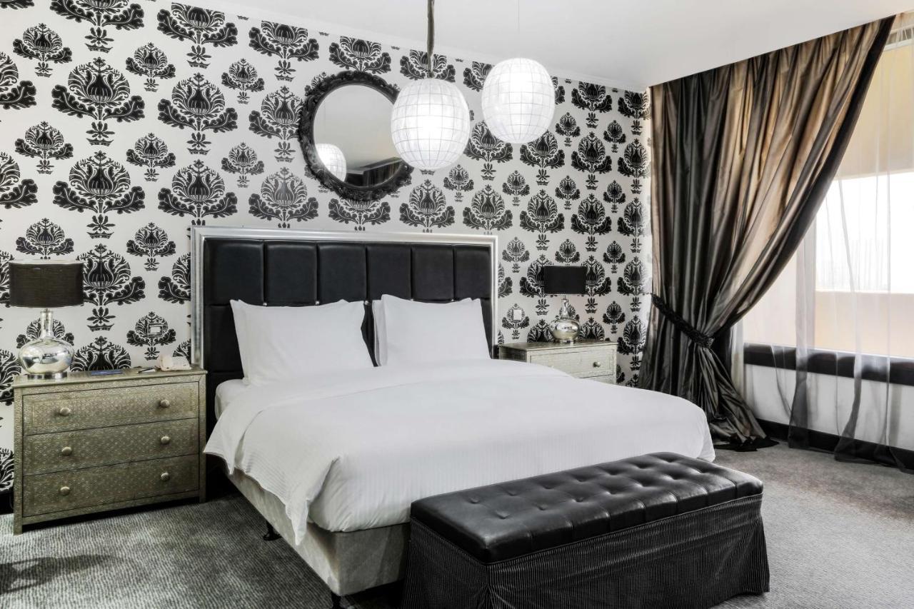 Radisson Blu Resort, Sardzsa Kültér fotó A bedroom with damask wallpaper
