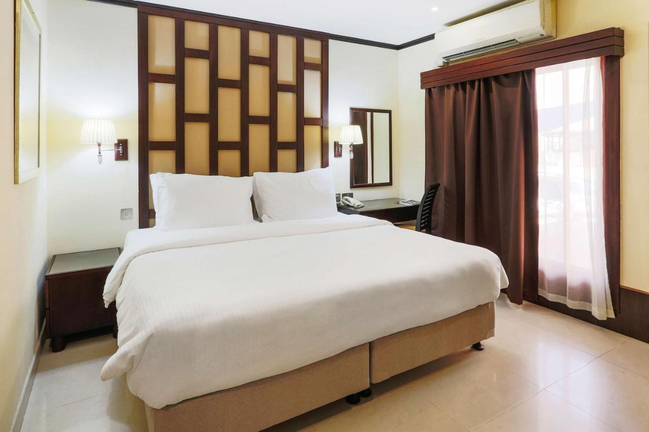 Radisson Blu Resort, Sardzsa Kültér fotó A bedroom at the hotel