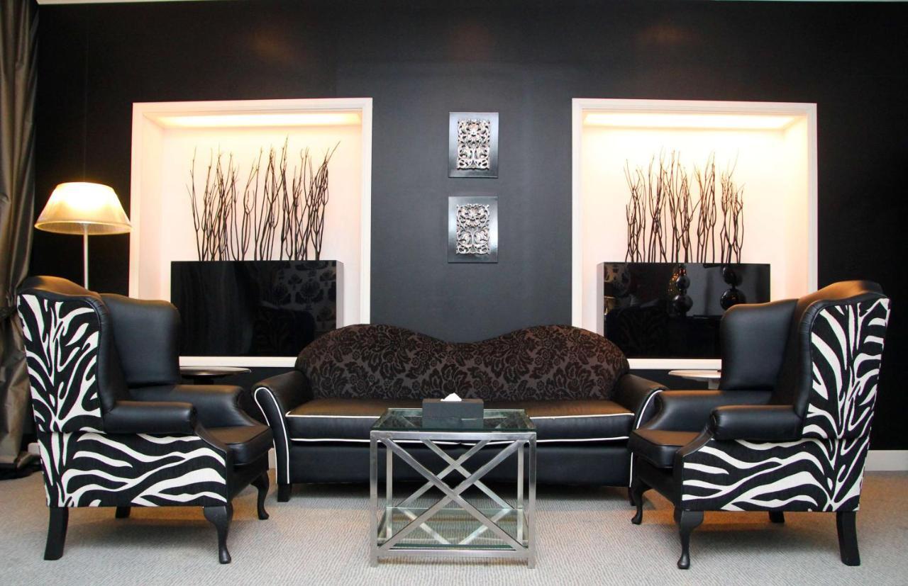 Radisson Blu Resort, Sardzsa Kültér fotó Zebra print furniture