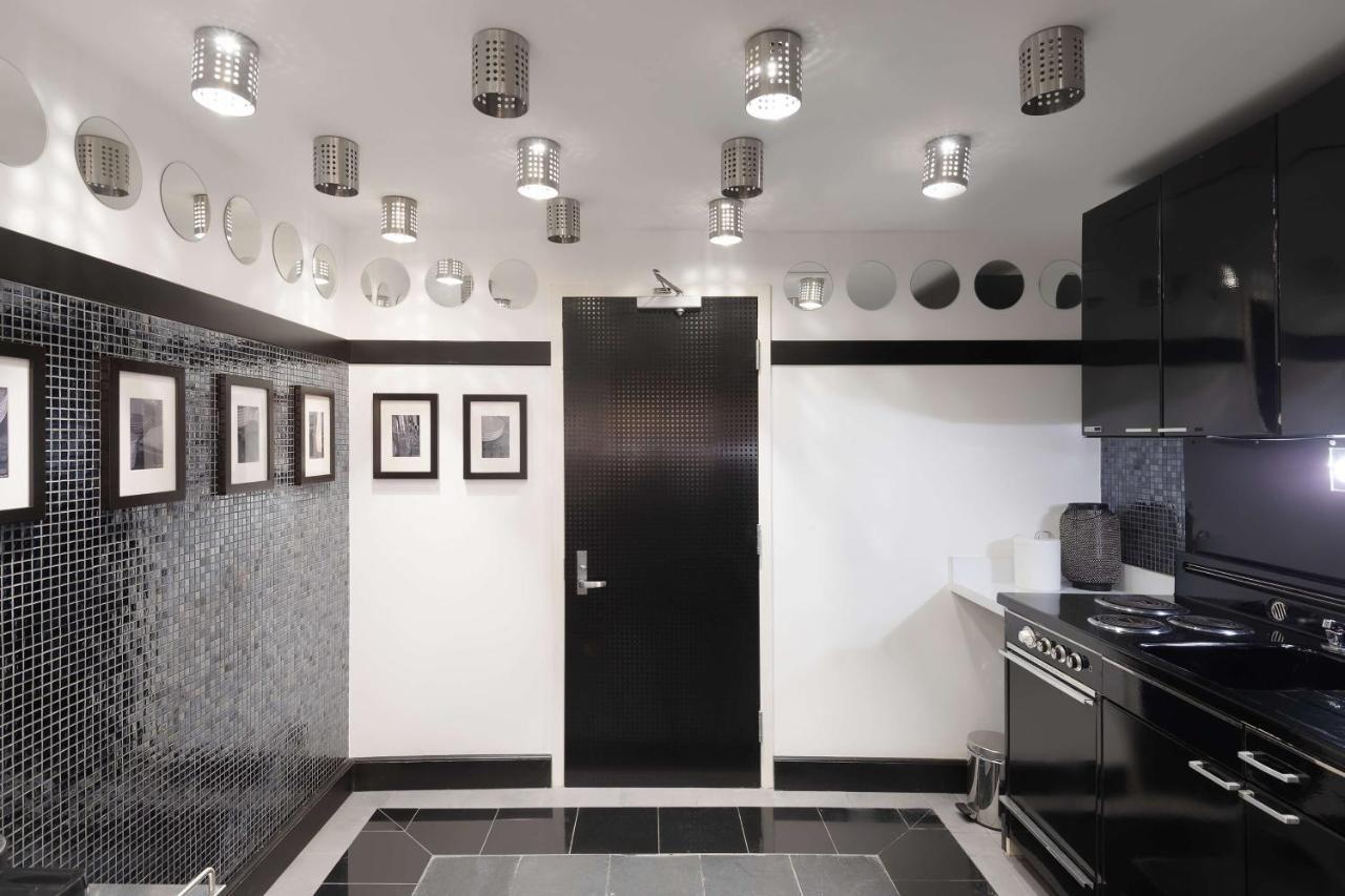 Radisson Blu Resort, Sardzsa Kültér fotó A kitchen with a concealed door